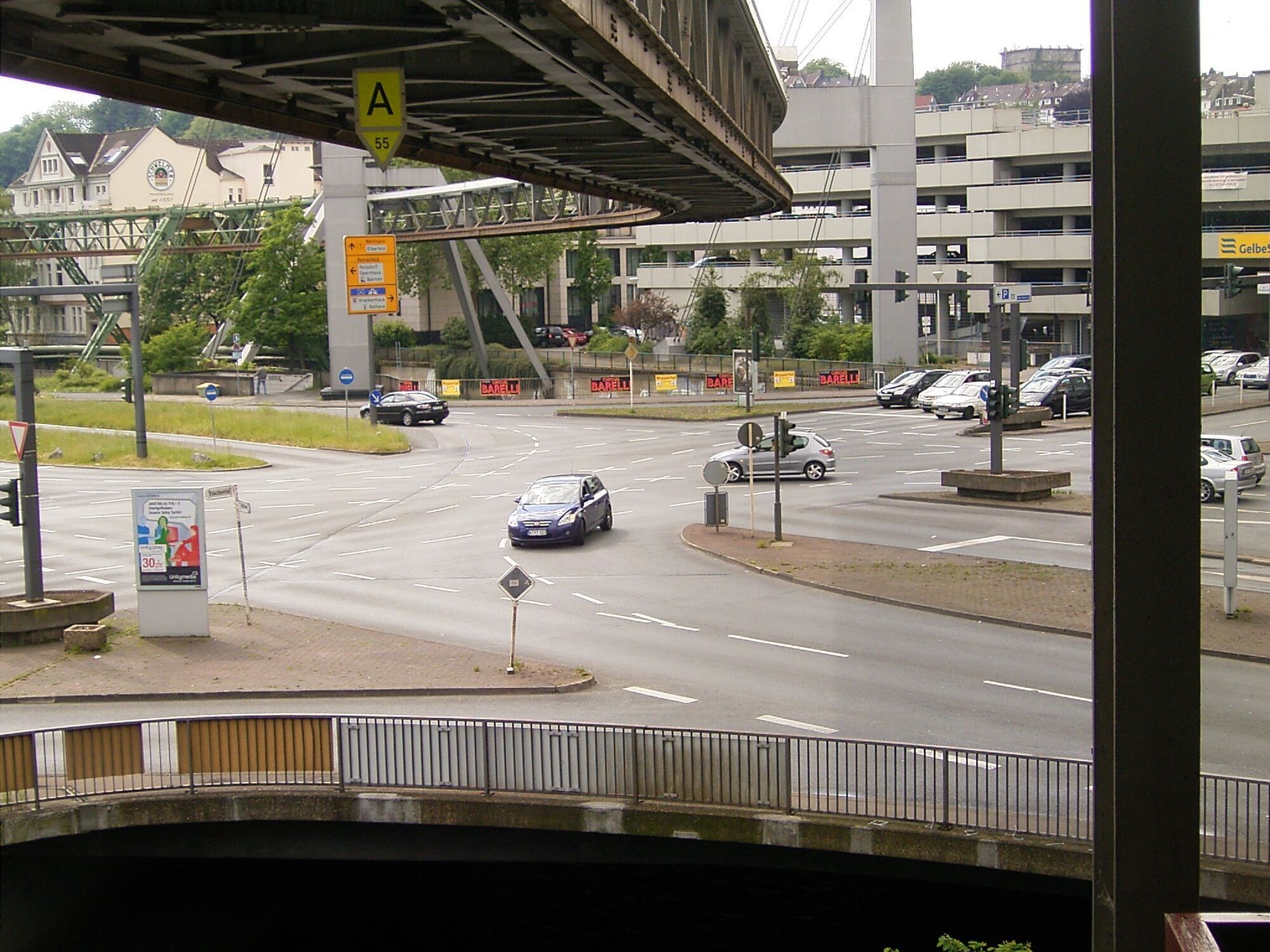 Die Straßenkreuzung Alter Markt, eine Brücke über die Wupper in Wuppertal, Mai 2008.