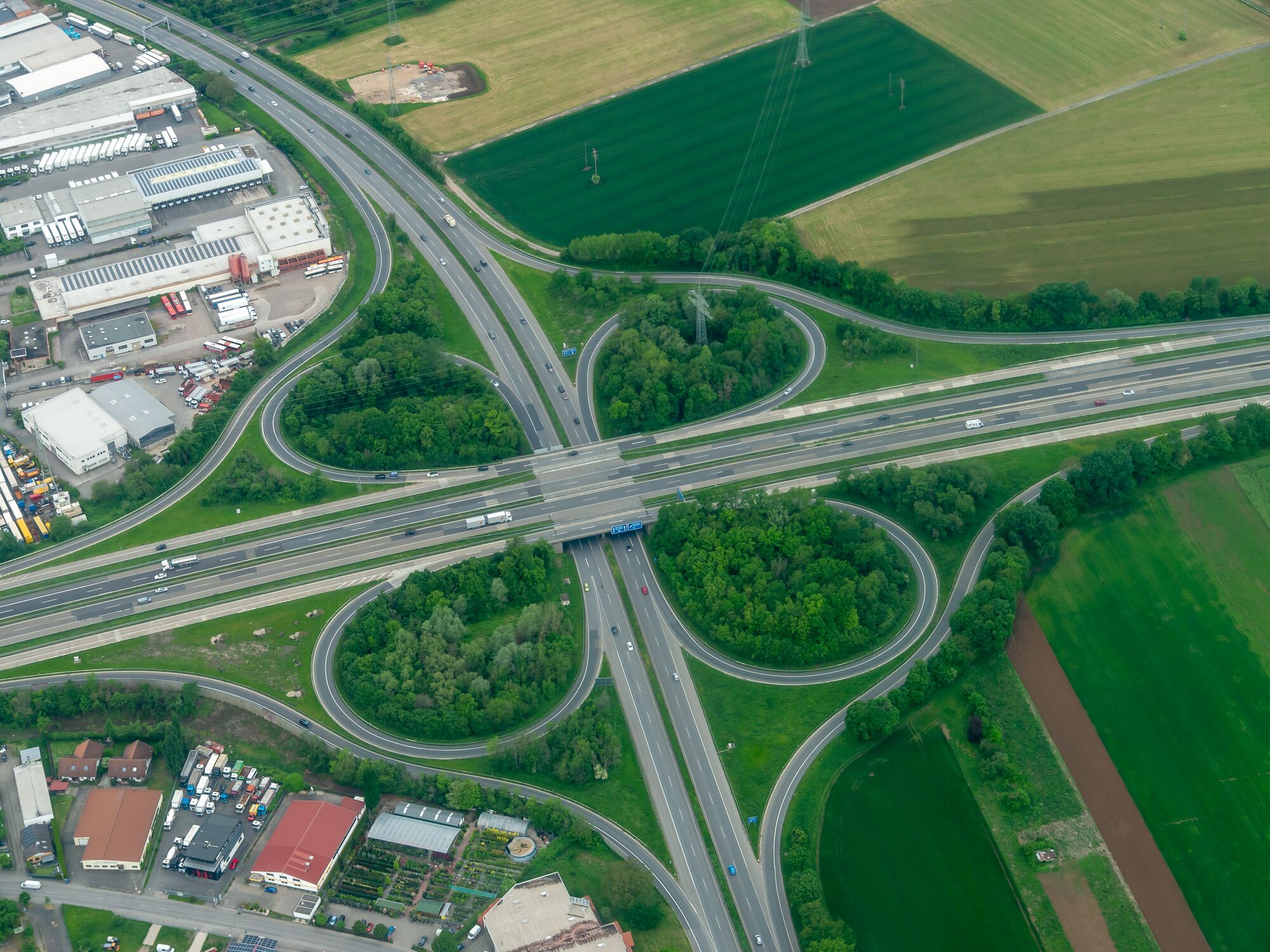 Kreuz Weinheim, Baden-Württemberg: oben die A 5, unten die A 659, Mai 2024.