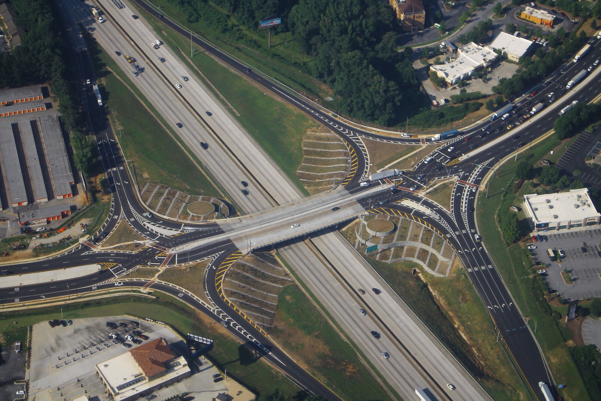 Eine Diverging Diamond Interchange: Camp Creek an der I-285, kurz westlich des Hartsfield-Jackson International Airport von Atlanta, Georgia, 2020.