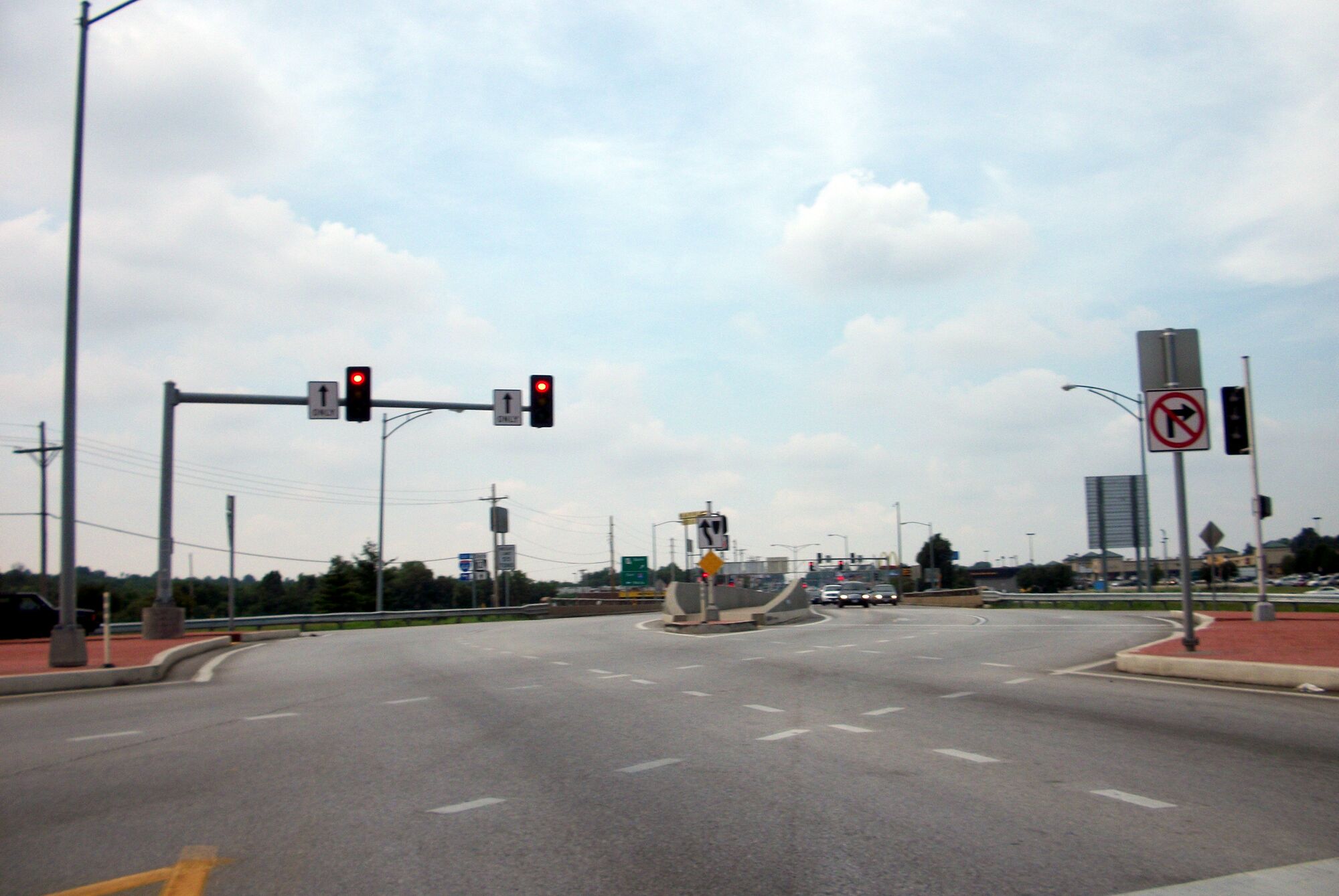 Die Diverging Diamond Interchange zwischen der I-44 und der Route 13 in Springfield, Missouri, 2011.