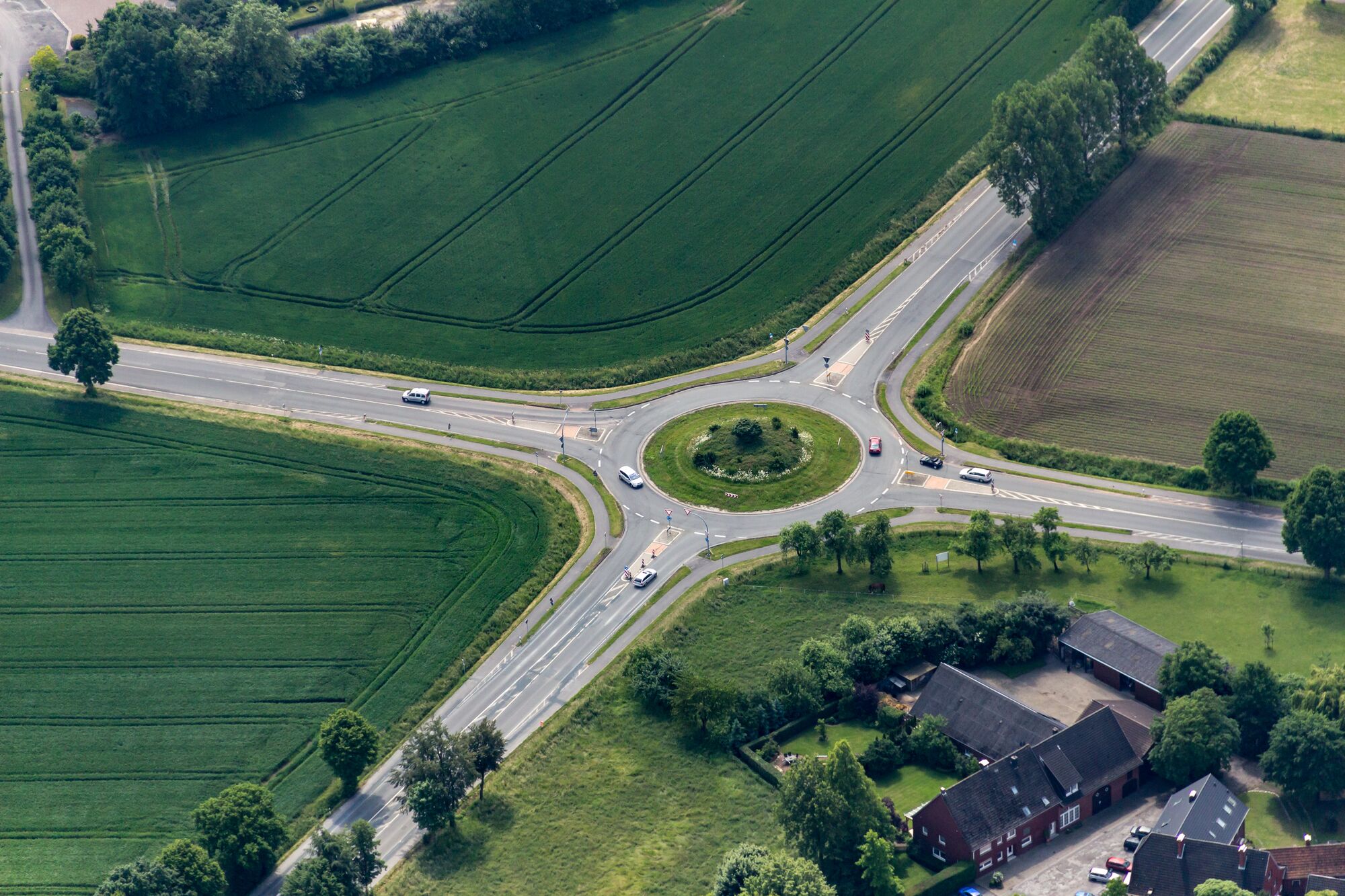 Kreisverkehr der Landesstraßen L 547 und L 586 bei Tönnishäuschen, Ahlen, Nordrhein-Westfalen, Juni 2014.