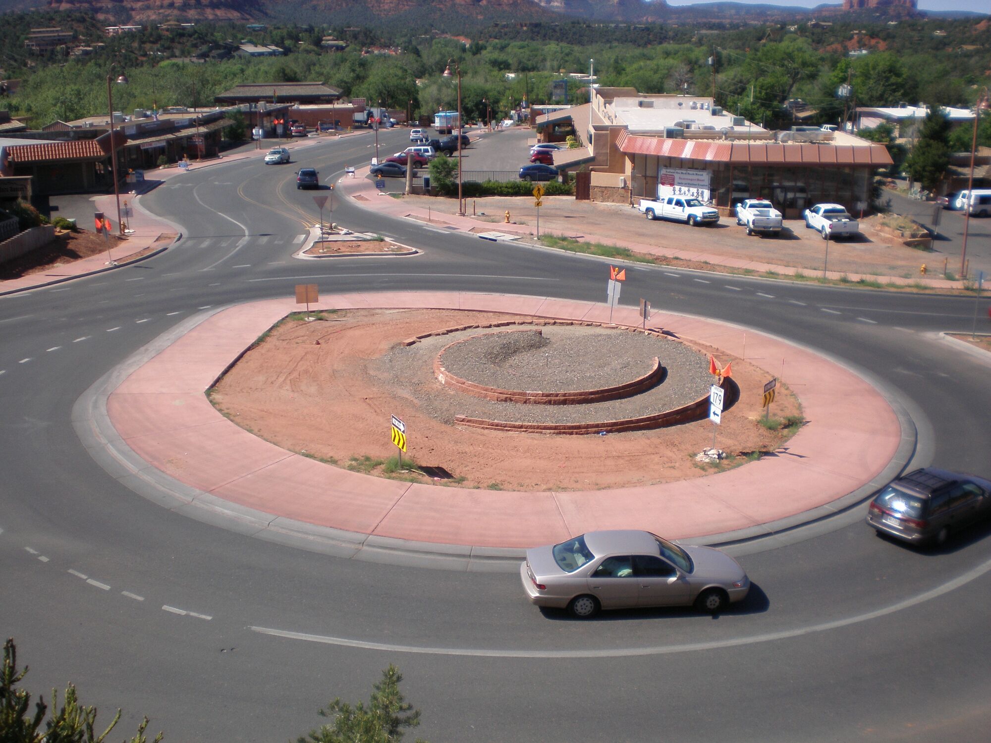 Kreisverkehr an der Arizona State Route 179 kurz vor der Fertigstellung, in einem von Highways for LIFE der FHWA unterstützten Projekt, Mai 2009.