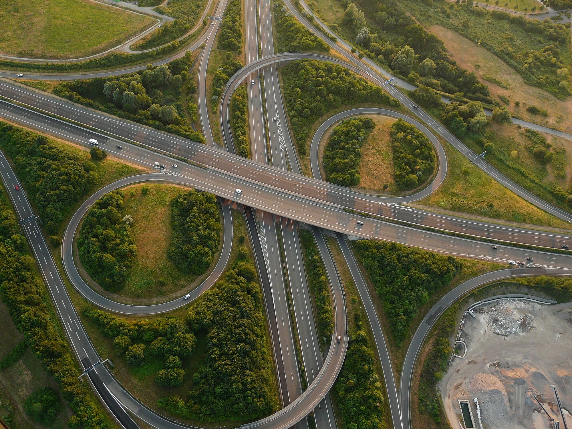 Das Autobahnkreuz Bonn/Siegburg in Sankt Augustin aus der Luft, 2010.
