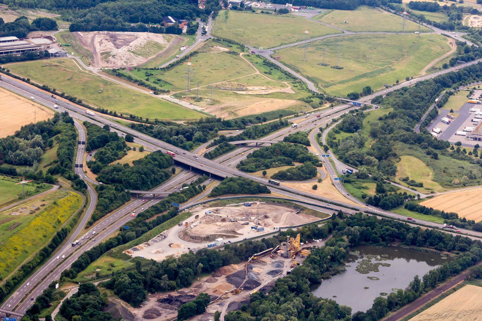 Das Autobahnkreuz Bonn/Siegburg der A 560, aus einem Passagierflugzeug beim Landeanflug auf Köln/Bonn, 2017.