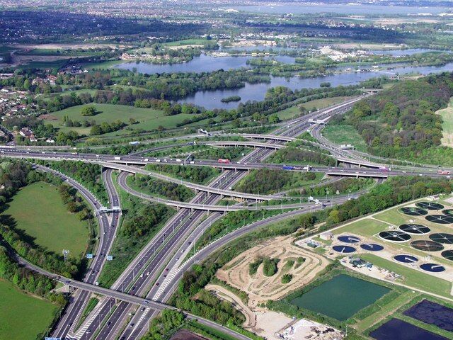 Die M25 und die M3 an der Thorpe Interchange, Surrey, aus der Luft, 2001.